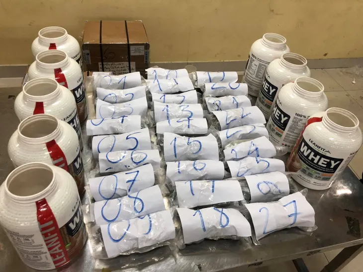 Bắt giữ 4,72 kg ma túy vận chuyển từ nước ngoài về Việt Nam ngày cuối năm - Ảnh 2. Bắt giữ 4,72 kg ma túy vận chuyển từ nước ngoài về Việt Nam ngày cuối năm - Ảnh 2.