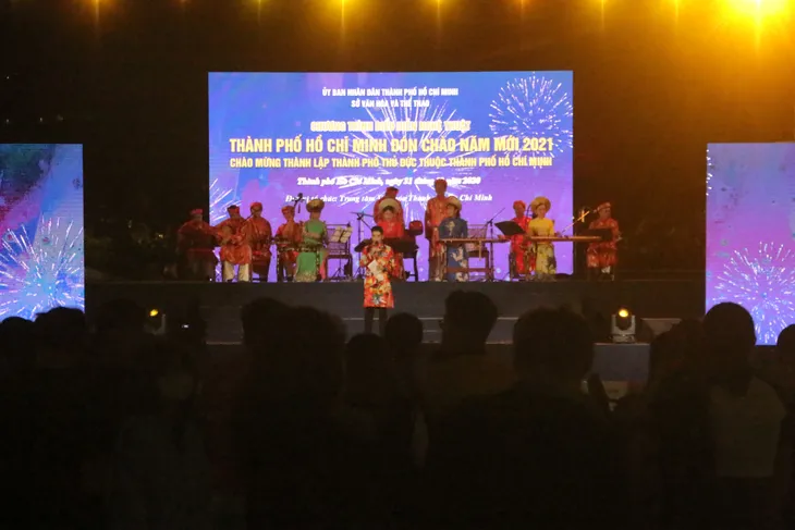 Người dân TP Hồ Chí Minh nô nức xuống đường tạm biệt năm COVID, chào 2021 - Ảnh 11. Người dân TP Hồ Chí Minh nô nức xuống đường tạm biệt năm COVID, chào 2021 - Ảnh 11.