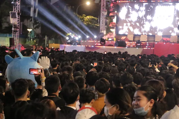 Người dân TP Hồ Chí Minh nô nức xuống đường tạm biệt năm COVID, chào 2021 - Ảnh 4. Người dân TP Hồ Chí Minh nô nức xuống đường tạm biệt năm COVID, chào 2021 - Ảnh 4.