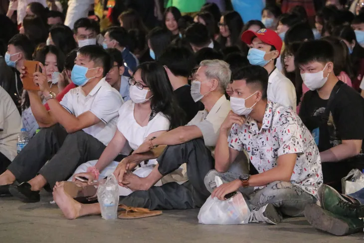 Người dân TP Hồ Chí Minh nô nức xuống đường tạm biệt năm COVID, chào 2021 - Ảnh 9. Người dân TP Hồ Chí Minh nô nức xuống đường tạm biệt năm COVID, chào 2021 - Ảnh 9.