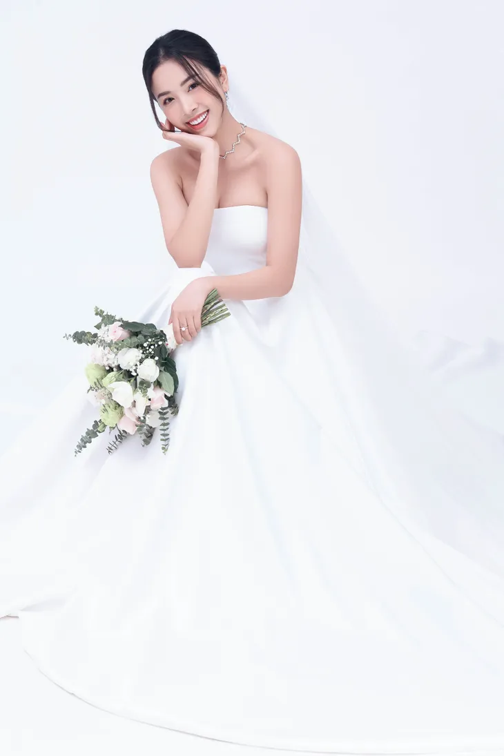 Á hậu Thúy An tung ảnh cưới với chồng tiến sĩ hơn 12 tuổi - Ảnh 4. Á hậu Thúy An tung ảnh cưới với chồng tiến sĩ hơn 12 tuổi - Ảnh 4.