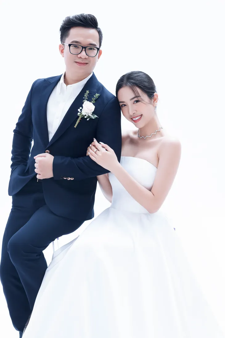 Á hậu Thúy An tung ảnh cưới với chồng tiến sĩ hơn 12 tuổi - Ảnh 1. Á hậu Thúy An tung ảnh cưới với chồng tiến sĩ hơn 12 tuổi - Ảnh 1.
