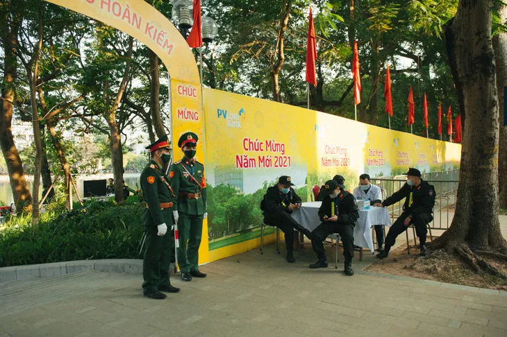 Hà Nội sẵn sàng cho bữa tiệc âm thanh, ánh sáng chào đón năm mới 2021 - Ảnh 2. Hà Nội sẵn sàng cho bữa tiệc âm thanh, ánh sáng chào đón năm mới 2021 - Ảnh 2.