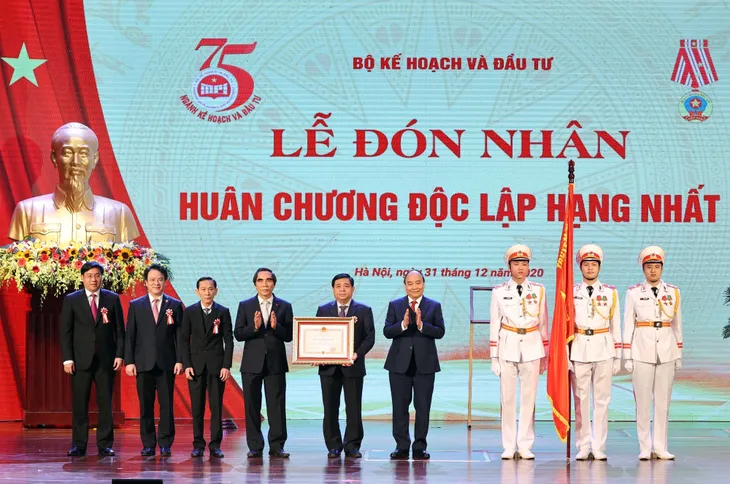 vna_potal_thu_tuong_nguyen_xuan_phuc_du_le_ky_niem_75_nam_ngay_truyen_thong_nganh_ke_hoach_va_dau_tu__094753234_5210491 (1) vna_potal_thu_tuong_nguyen_xuan_phuc_du_le_ky_niem_75_nam_ngay_truyen_thong_nganh_ke_hoach_va_dau_tu__094753234_5210491 (1)