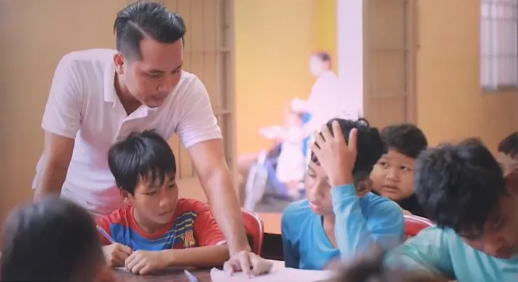 Chiến sĩ công an dân tộc Khmer hết lòng vì trẻ em nghèo - Ảnh 1. Chiến sĩ công an dân tộc Khmer hết lòng vì trẻ em nghèo - Ảnh 1.