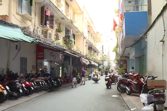 Gỡ phong tỏa ký túc xá có sinh viên tiếp xúc gần với ca nhiễm COVID-19 - Ảnh 1. Gỡ phong tỏa ký túc xá có sinh viên tiếp xúc gần với ca nhiễm COVID-19 - Ảnh 1.