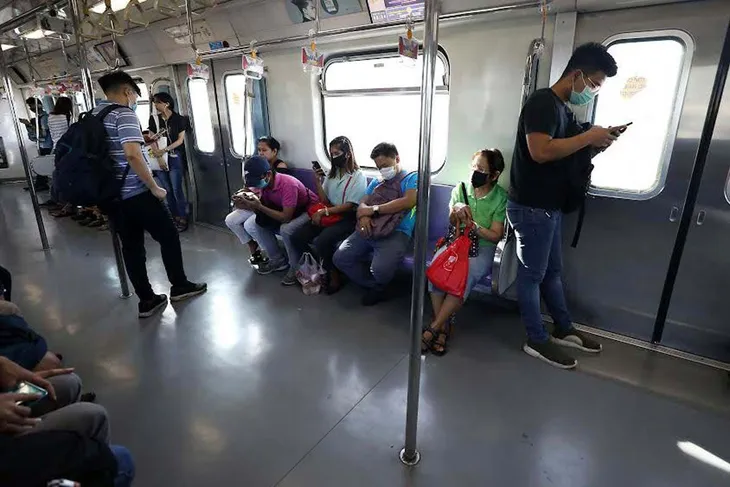 Philippines dọa phạt roi người vi phạm giãn cách xã hội - Ảnh 1. Philippines dọa phạt roi người vi phạm giãn cách xã hội - Ảnh 1.