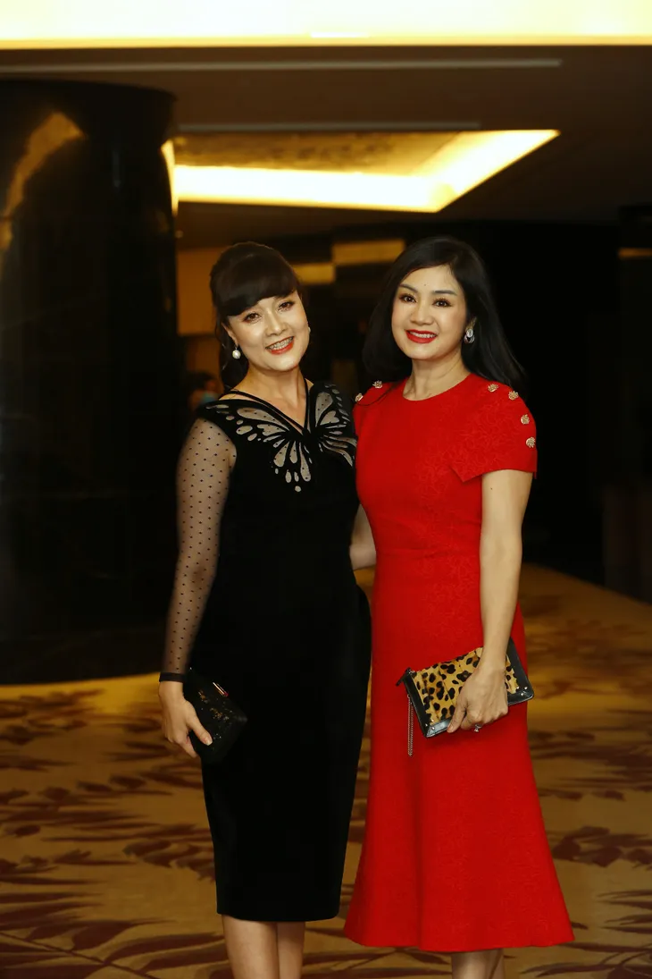 Hướng dương ngược nắng: Hồng Đăng - Hồng Diễm sánh đôi, NSND Thu Hà trẻ mãi không già - Ảnh 2. Hướng dương ngược nắng: Hồng Đăng - Hồng Diễm sánh đôi, NSND Thu Hà trẻ mãi không già - Ảnh 2.