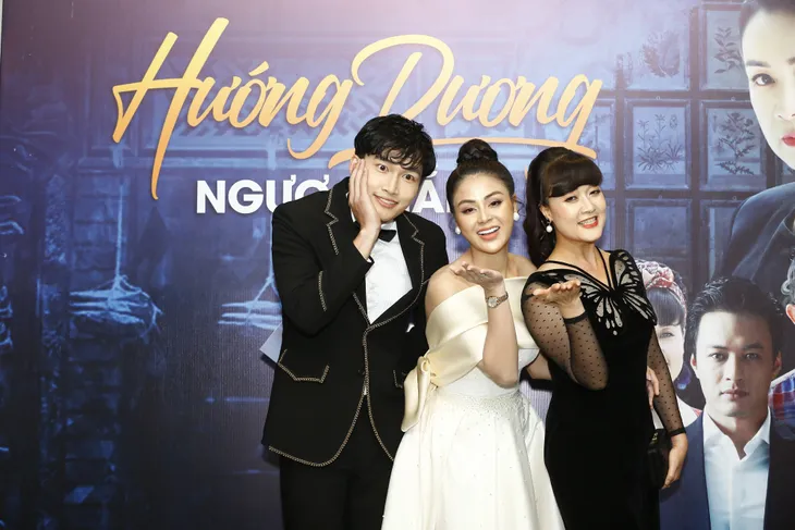 Hướng dương ngược nắng: Hồng Đăng - Hồng Diễm sánh đôi, NSND Thu Hà trẻ mãi không già - Ảnh 7. Hướng dương ngược nắng: Hồng Đăng - Hồng Diễm sánh đôi, NSND Thu Hà trẻ mãi không già - Ảnh 7.