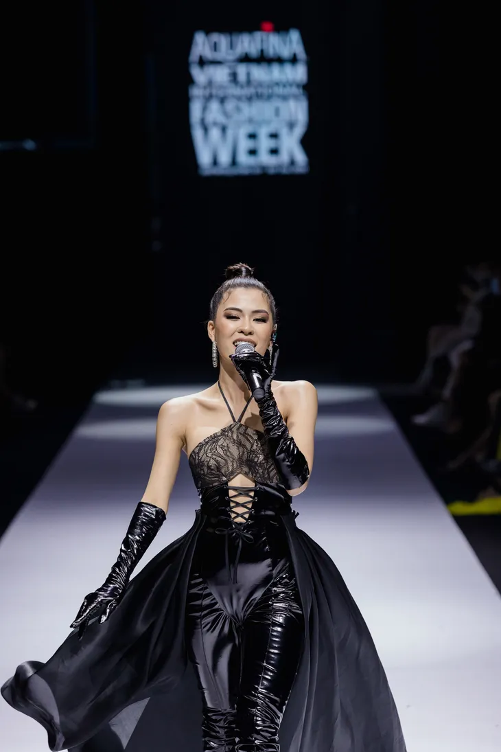 Võ Hoàng Yến, Mâu Thủy sexy hết cỡ trên sàn diễn thời trang - Ảnh 8. Võ Hoàng Yến, Mâu Thủy sexy hết cỡ trên sàn diễn thời trang - Ảnh 8.