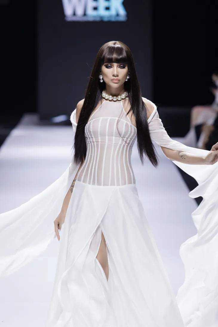 Võ Hoàng Yến, Mâu Thủy sexy hết cỡ trên sàn diễn thời trang - Ảnh 1. Võ Hoàng Yến, Mâu Thủy sexy hết cỡ trên sàn diễn thời trang - Ảnh 1.