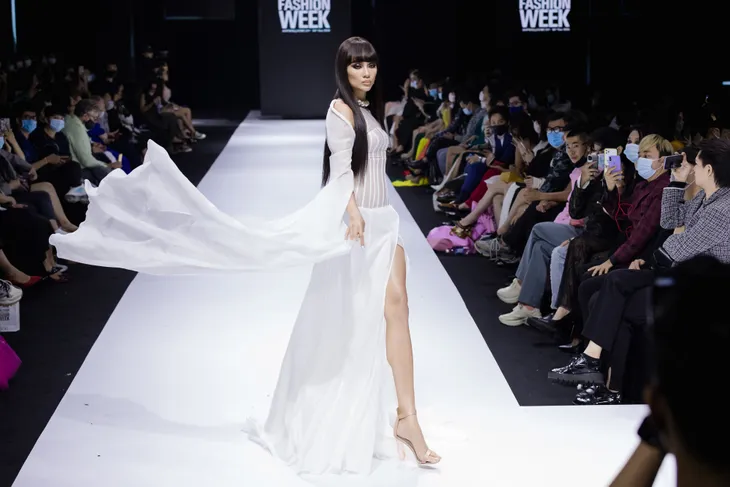 Võ Hoàng Yến, Mâu Thủy sexy hết cỡ trên sàn diễn thời trang - Ảnh 2. Võ Hoàng Yến, Mâu Thủy sexy hết cỡ trên sàn diễn thời trang - Ảnh 2.