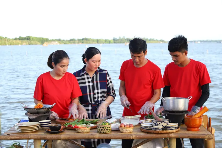 Cát Tường sợ ế vì Tiết Cương đi tới đâu cũng nhận là người yêu - Ảnh 2. Cát Tường sợ ế vì Tiết Cương đi tới đâu cũng nhận là người yêu - Ảnh 2.