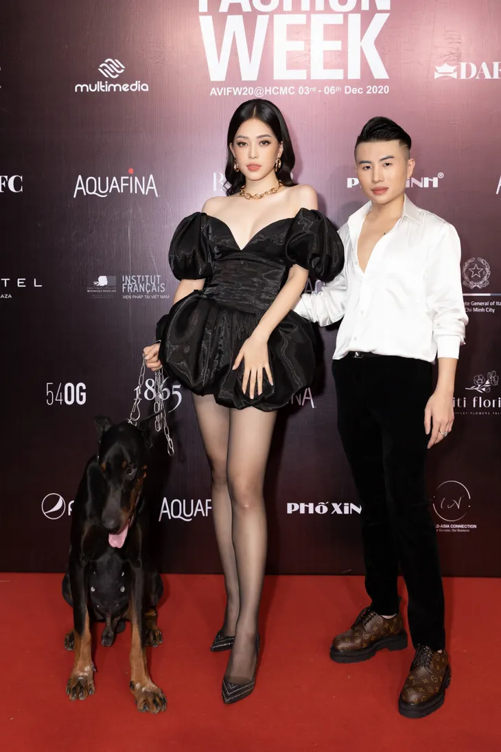 Võ Hoàng Yến, Mâu Thủy sexy hết cỡ trên sàn diễn thời trang - Ảnh 10. Võ Hoàng Yến, Mâu Thủy sexy hết cỡ trên sàn diễn thời trang - Ảnh 10.