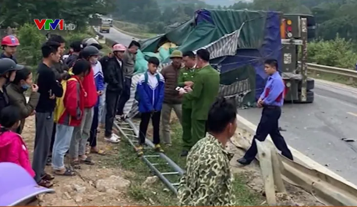 Bẻ lái cứu sống nam sinh, xe đầu kéo đè tử vong người dân bên đường - Ảnh 2. Bẻ lái cứu sống nam sinh, xe đầu kéo đè tử vong người dân bên đường - Ảnh 2.
