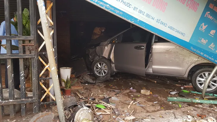 Xe Innova tông sập quán ăn, 1 người bị thương nặng - Ảnh 1. Xe Innova tông sập quán ăn, 1 người bị thương nặng - Ảnh 1.