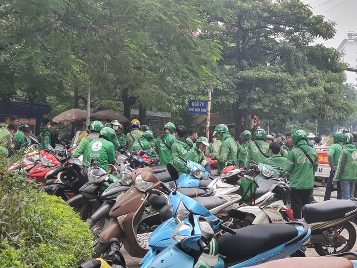 Nhiều tài xế Grab tập trung ở trụ sở chính phản đối tăng chiết khấu thuế VAT - Ảnh 9.