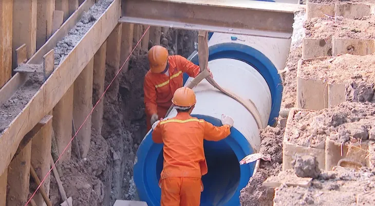 Lắp đặt hệ thống cống 21 km thu gom nước thải dọc sông Tô Lịch - Ảnh 1. Lắp đặt hệ thống cống 21 km thu gom nước thải dọc sông Tô Lịch - Ảnh 1.