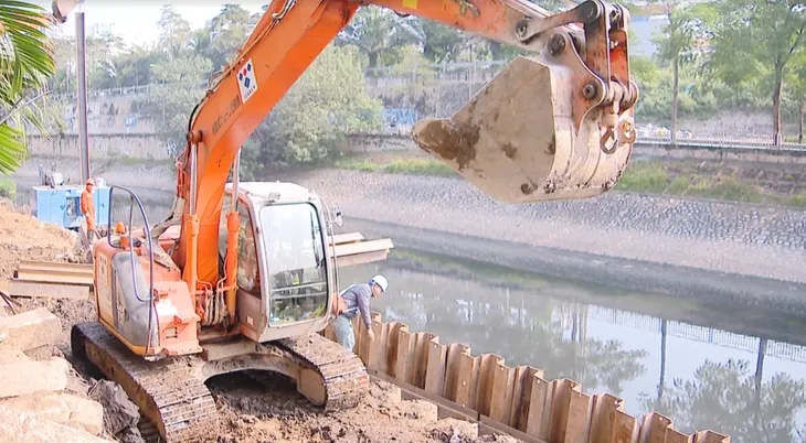 Lắp đặt hệ thống cống 21 km thu gom nước thải dọc sông Tô Lịch - Ảnh 3. Lắp đặt hệ thống cống 21 km thu gom nước thải dọc sông Tô Lịch - Ảnh 3.