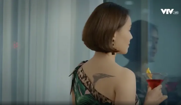 Hồng Diễm lộ hình xăm lớn sau lưng trong Hướng dương ngược nắng - Ảnh 1. Hồng Diễm lộ hình xăm lớn sau lưng trong Hướng dương ngược nắng - Ảnh 1.