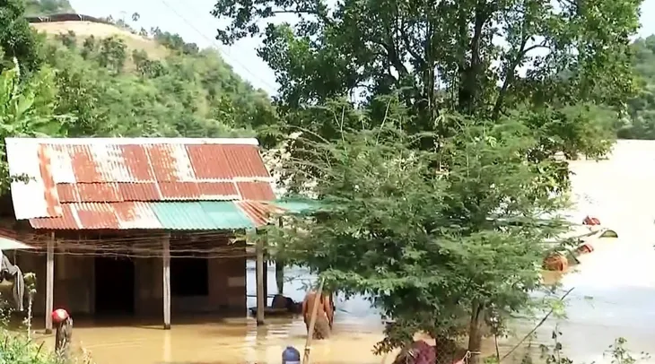 Lũ bất thường giữa mùa khô, thiệt hại hàng chục tỷ đồng - Ảnh 1. Lũ bất thường giữa mùa khô, thiệt hại hàng chục tỷ đồng - Ảnh 1.
