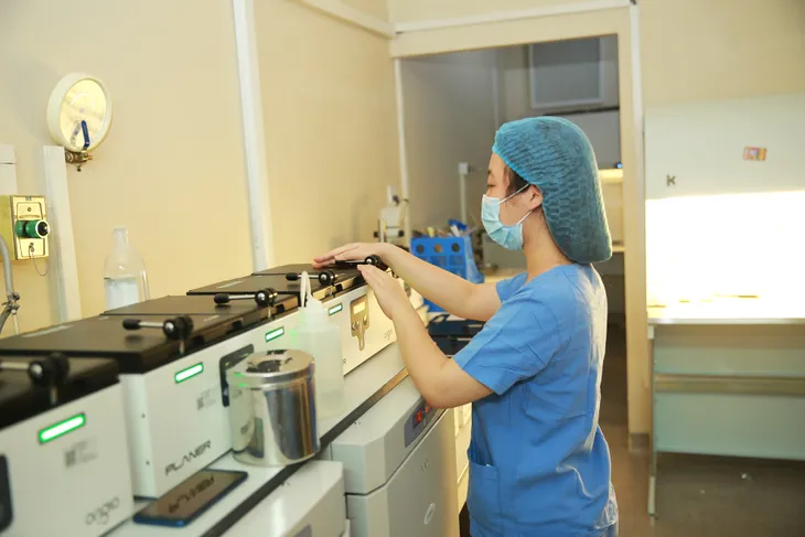 Vinh danh công trình nghiên cứu: Giảm tỷ lệ đa thai ở bệnh nhân trẻ: Giải pháp chuyển phôi ngày 5 đông lạnh - Ảnh 2. Vinh danh công trình nghiên cứu: Giảm tỷ lệ đa thai ở bệnh nhân trẻ: Giải pháp chuyển phôi ngày 5 đông lạnh - Ảnh 2.