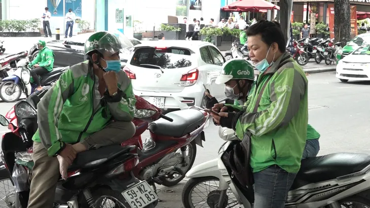 Grab tăng giá cước: Tài xế kêu vô lý, người dùng kêu trời - Ảnh 1. Grab tăng giá cước: Tài xế kêu vô lý, người dùng kêu trời - Ảnh 1.