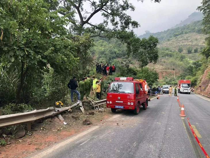 Xe tải lao xuống vực sâu khoảng 250m, 3 người thương vong - Ảnh 2. Xe tải lao xuống vực sâu khoảng 250m, 3 người thương vong - Ảnh 2.