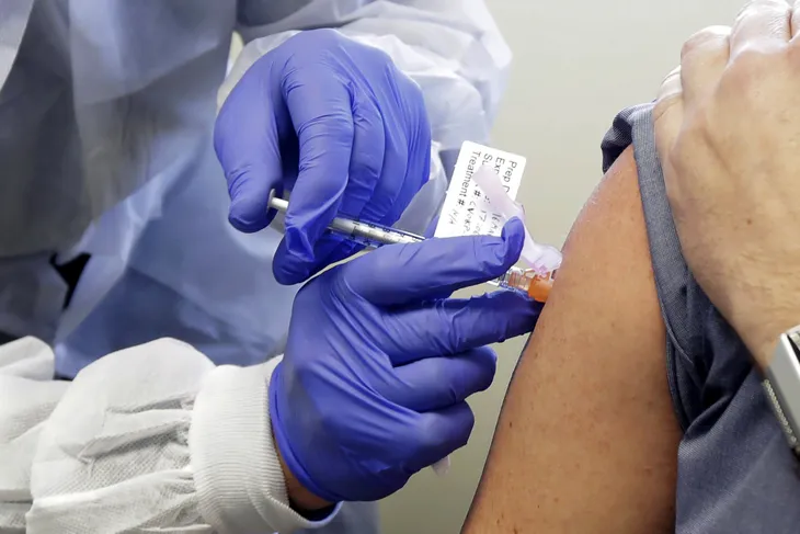 FDA bật đèn xanh cho vaccine của Pfizer - BioNTech - Ảnh 1. FDA bật đèn xanh cho vaccine của Pfizer - BioNTech - Ảnh 1.