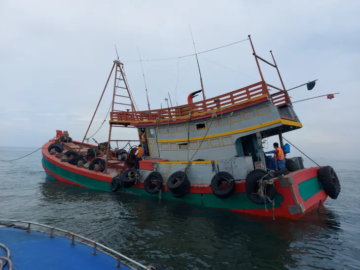 Cảnh sát biển bắt giữ tàu chở trên 150.000 lít dầu DO không rõ nguồn gốc - Ảnh 1. Cảnh sát biển bắt giữ tàu chở trên 150.000 lít dầu DO không rõ nguồn gốc - Ảnh 1.