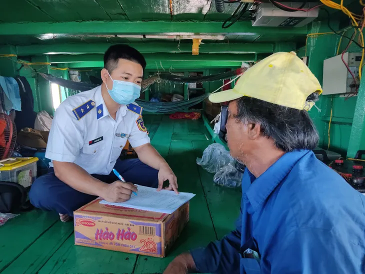 Cảnh sát biển bắt giữ tàu chở trên 150.000 lít dầu DO không rõ nguồn gốc - Ảnh 2. Cảnh sát biển bắt giữ tàu chở trên 150.000 lít dầu DO không rõ nguồn gốc - Ảnh 2.