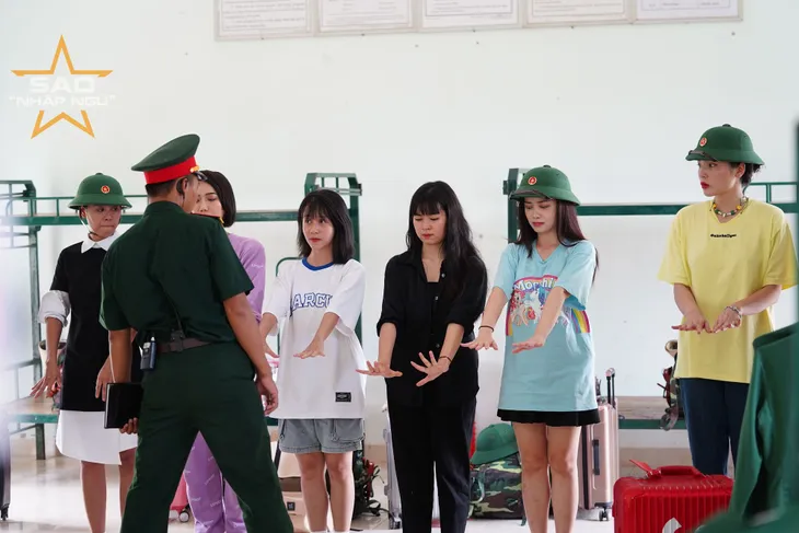 Sao Nhập Ngũ 2020 tập 1: Kỳ Duyên khiến fans phát cuồng bởi sự điềm tĩnh và nghiêm túc khi nhập ngũ - Ảnh 5. Sao Nhập Ngũ 2020 tập 1: Kỳ Duyên khiến fans phát cuồng bởi sự điềm tĩnh và nghiêm túc khi nhập ngũ - Ảnh 5.