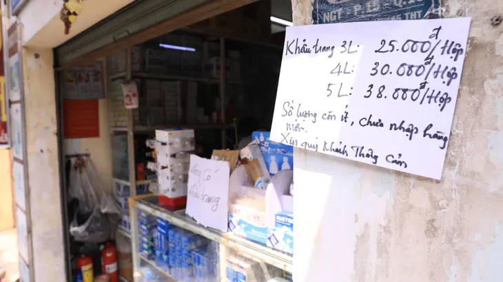 Chợ sỉ vật dụng y tế ở TP.HCM: Nhiều cửa hàng treo biển cháy hàng khẩu trang - Ảnh 4. Chợ sỉ vật dụng y tế ở TP.HCM: Nhiều cửa hàng treo biển cháy hàng khẩu trang - Ảnh 4.
