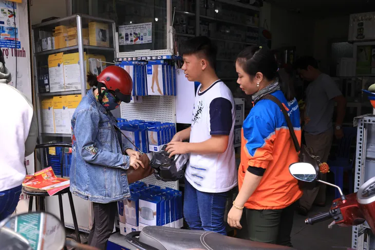 Chợ sỉ vật dụng y tế ở TP.HCM: Nhiều cửa hàng treo biển cháy hàng khẩu trang - Ảnh 6. Chợ sỉ vật dụng y tế ở TP.HCM: Nhiều cửa hàng treo biển cháy hàng khẩu trang - Ảnh 6.