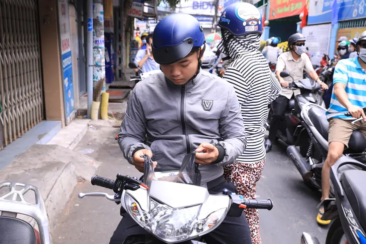 Chợ sỉ vật dụng y tế ở TP.HCM: Nhiều cửa hàng treo biển cháy hàng khẩu trang - Ảnh 7. Chợ sỉ vật dụng y tế ở TP.HCM: Nhiều cửa hàng treo biển cháy hàng khẩu trang - Ảnh 7.