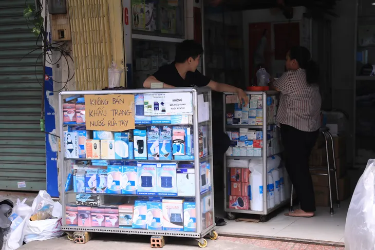 Chợ sỉ vật dụng y tế ở TP.HCM: Nhiều cửa hàng treo biển cháy hàng khẩu trang - Ảnh 2. Chợ sỉ vật dụng y tế ở TP.HCM: Nhiều cửa hàng treo biển cháy hàng khẩu trang - Ảnh 2.