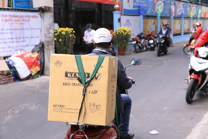 Chợ sỉ vật dụng y tế ở TP.HCM: Nhiều cửa hàng treo biển cháy hàng khẩu trang - Ảnh 9. Chợ sỉ vật dụng y tế ở TP.HCM: Nhiều cửa hàng treo biển cháy hàng khẩu trang - Ảnh 9.
