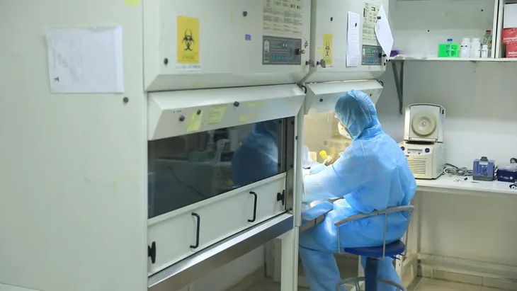 Viện Pasteur khẩn trương xét nghiệm mẫu bệnh phục vụ phòng dịch - Ảnh 1. Viện Pasteur khẩn trương xét nghiệm mẫu bệnh phục vụ phòng dịch - Ảnh 1.