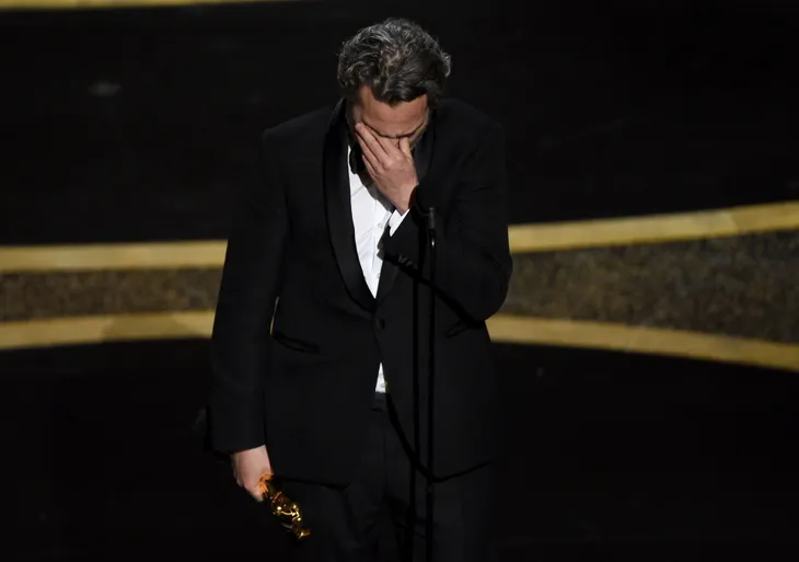 Oscar 2020: Joaquin Phoenix xúc động nhắc tới anh trai khi nhận giải Nam diễn viên xuất sắc - Ảnh 1. Oscar 2020: Joaquin Phoenix xúc động nhắc tới anh trai khi nhận giải Nam diễn viên xuất sắc - Ảnh 1.