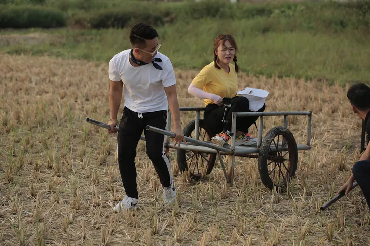 Cười té ghế với màn ăn bánh đa cua bằng đũa siêu to khổng lồ của khách mời Ẩm thực kỳ thú - Ảnh 4. Cười té ghế với màn ăn bánh đa cua bằng đũa siêu to khổng lồ của khách mời Ẩm thực kỳ thú - Ảnh 4.