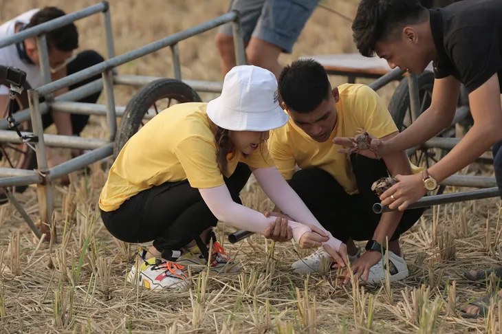 Cười té ghế với màn ăn bánh đa cua bằng đũa siêu to khổng lồ của khách mời Ẩm thực kỳ thú - Ảnh 3. Cười té ghế với màn ăn bánh đa cua bằng đũa siêu to khổng lồ của khách mời Ẩm thực kỳ thú - Ảnh 3.