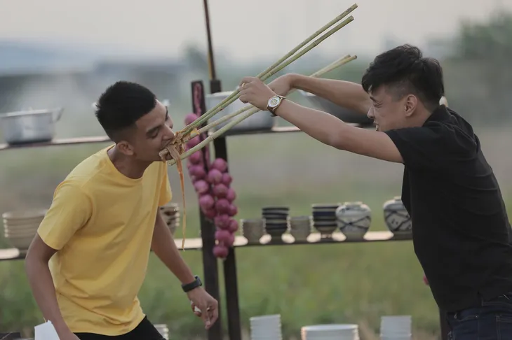 Cười té ghế với màn ăn bánh đa cua bằng đũa siêu to khổng lồ của khách mời Ẩm thực kỳ thú - Ảnh 6. Cười té ghế với màn ăn bánh đa cua bằng đũa siêu to khổng lồ của khách mời Ẩm thực kỳ thú - Ảnh 6.