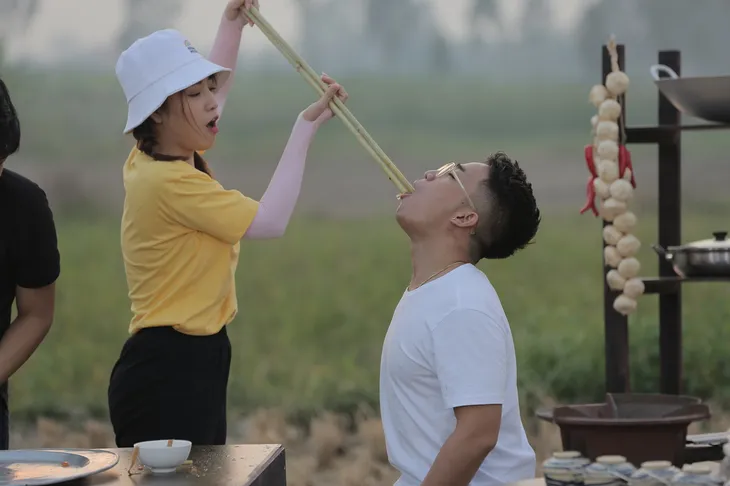Cười té ghế với màn ăn bánh đa cua bằng đũa siêu to khổng lồ của khách mời Ẩm thực kỳ thú - Ảnh 5. Cười té ghế với màn ăn bánh đa cua bằng đũa siêu to khổng lồ của khách mời Ẩm thực kỳ thú - Ảnh 5.