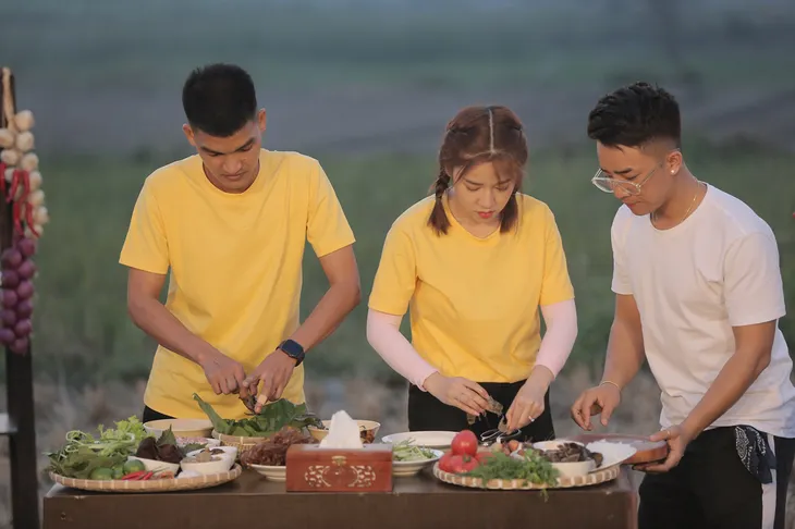 Cười té ghế với màn ăn bánh đa cua bằng đũa siêu to khổng lồ của khách mời Ẩm thực kỳ thú - Ảnh 8. Cười té ghế với màn ăn bánh đa cua bằng đũa siêu to khổng lồ của khách mời Ẩm thực kỳ thú - Ảnh 8.