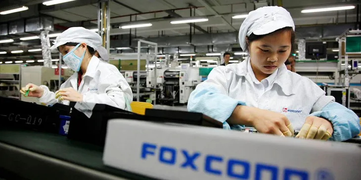 Hai nhà máy lắp ráp iPhone hoạt động trở lại với lèo tèo công nhân - Ảnh 1. Hai nhà máy lắp ráp iPhone hoạt động trở lại với lèo tèo công nhân - Ảnh 1.