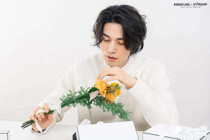 Lee Dong Wook kín đáo khoe hình thể trong loạt ảnh mới - Ảnh 2. Lee Dong Wook kín đáo khoe hình thể trong loạt ảnh mới - Ảnh 2.