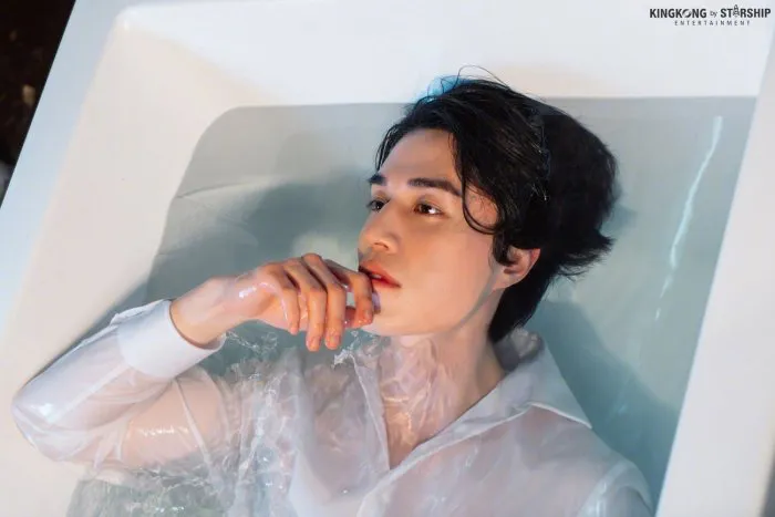 Lee Dong Wook kín đáo khoe hình thể trong loạt ảnh mới - Ảnh 14. Lee Dong Wook kín đáo khoe hình thể trong loạt ảnh mới - Ảnh 14.