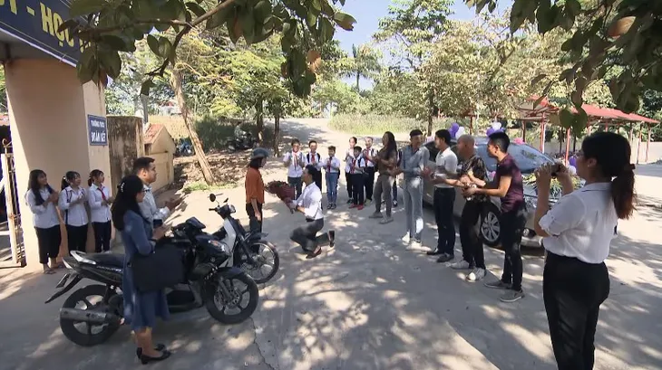 Cô gái nhà người ta - Tập 12: Cường bất thình lình quỳ gối cầu hôn Uyên trước cổng trường - Ảnh 2. Cô gái nhà người ta - Tập 12: Cường bất thình lình quỳ gối cầu hôn Uyên trước cổng trường - Ảnh 2.