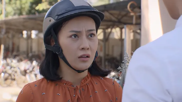 Cô gái nhà người ta - Tập 12: Cường bất thình lình quỳ gối cầu hôn Uyên trước cổng trường - Ảnh 1. Cô gái nhà người ta - Tập 12: Cường bất thình lình quỳ gối cầu hôn Uyên trước cổng trường - Ảnh 1.