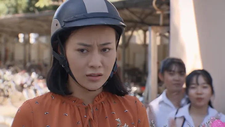 Cô gái nhà người ta - Tập 12: Cường bất thình lình quỳ gối cầu hôn Uyên trước cổng trường - Ảnh 4. Cô gái nhà người ta - Tập 12: Cường bất thình lình quỳ gối cầu hôn Uyên trước cổng trường - Ảnh 4.